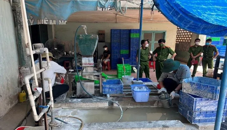 Đồng Nai: Bắt quả tang doanh nghiệp xả chất thải nguy hại ra môi trường - Ảnh 1. Đồng Nai: Bắt quả tang doanh nghiệp xả chất thải nguy hại ra môi trường - Ảnh 1.