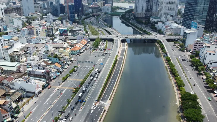 TP Hồ Chí Minh: Cận cảnh đường song hành đại lộ Võ Văn Kiệt trước ngày thông xe - Ảnh 1. TP Hồ Chí Minh: Cận cảnh đường song hành đại lộ Võ Văn Kiệt trước ngày thông xe - Ảnh 1.