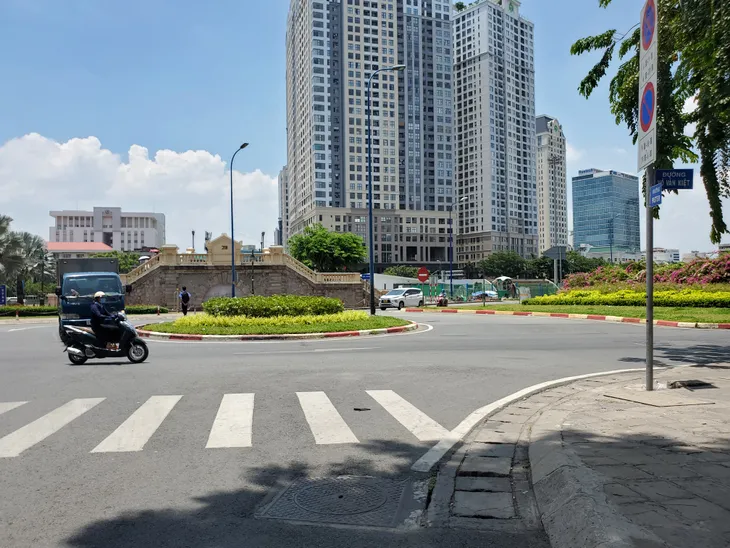TP Hồ Chí Minh: Cận cảnh đường song hành đại lộ Võ Văn Kiệt trước ngày thông xe - Ảnh 3. TP Hồ Chí Minh: Cận cảnh đường song hành đại lộ Võ Văn Kiệt trước ngày thông xe - Ảnh 3.
