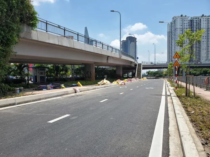 TP Hồ Chí Minh: Cận cảnh đường song hành đại lộ Võ Văn Kiệt trước ngày thông xe - Ảnh 4. TP Hồ Chí Minh: Cận cảnh đường song hành đại lộ Võ Văn Kiệt trước ngày thông xe - Ảnh 4.