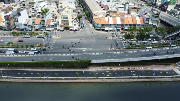 TP Hồ Chí Minh: Cận cảnh đường song hành đại lộ Võ Văn Kiệt trước ngày thông xe - Ảnh 7. TP Hồ Chí Minh: Cận cảnh đường song hành đại lộ Võ Văn Kiệt trước ngày thông xe - Ảnh 7.