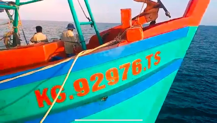 Phát hiện tàu chở 20.000 lít dầu DO không hóa đơn, chứng từ - Ảnh 2. Phát hiện tàu chở 20.000 lít dầu DO không hóa đơn, chứng từ - Ảnh 2.