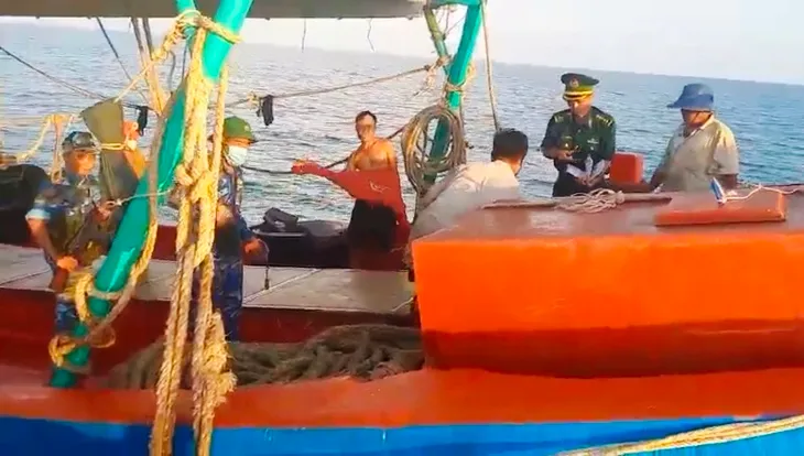 Phát hiện tàu chở 20.000 lít dầu DO không hóa đơn, chứng từ - Ảnh 1. Phát hiện tàu chở 20.000 lít dầu DO không hóa đơn, chứng từ - Ảnh 1.