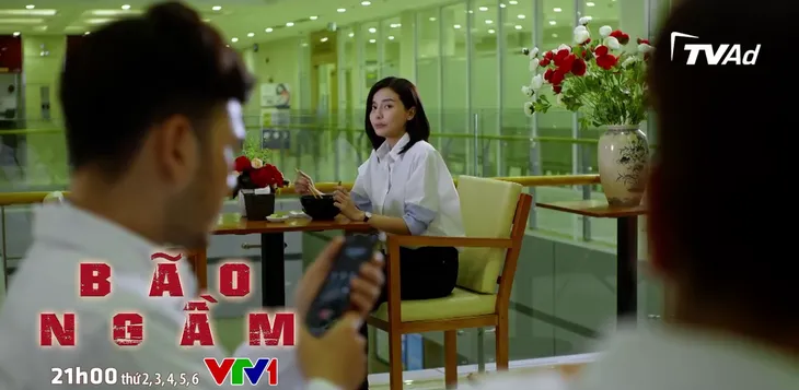 Bão ngầm - Tập 44: Thiếu úy Hạ Lam lọt mắt xanh em trai trùm ma túy, Hải Triều sắp mất người yêu? - Ảnh 3. Bão ngầm - Tập 44: Thiếu úy Hạ Lam lọt mắt xanh em trai trùm ma túy, Hải Triều sắp mất người yêu? - Ảnh 3.