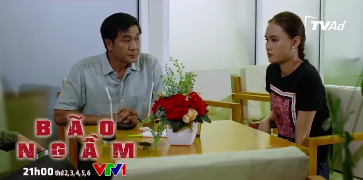 Bão ngầm - Tập 44: Thiếu úy Hạ Lam lọt mắt xanh em trai trùm ma túy, Hải Triều sắp mất người yêu? - Ảnh 2. Bão ngầm - Tập 44: Thiếu úy Hạ Lam lọt mắt xanh em trai trùm ma túy, Hải Triều sắp mất người yêu? - Ảnh 2.