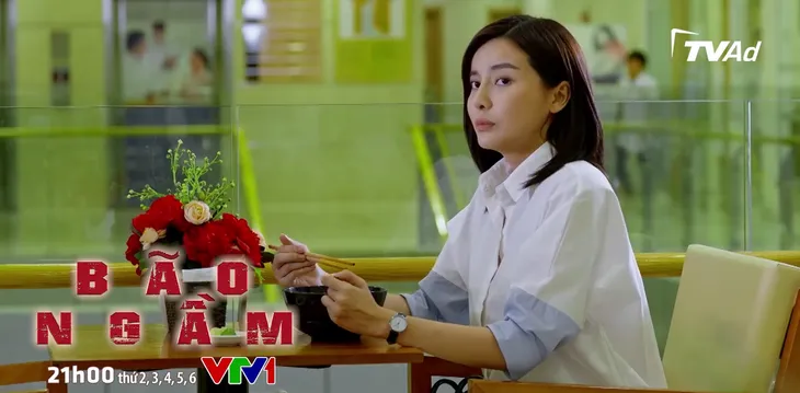 Bão ngầm - Tập 44: Thiếu úy Hạ Lam lọt mắt xanh em trai trùm ma túy, Hải Triều sắp mất người yêu? - Ảnh 5. Bão ngầm - Tập 44: Thiếu úy Hạ Lam lọt mắt xanh em trai trùm ma túy, Hải Triều sắp mất người yêu? - Ảnh 5.