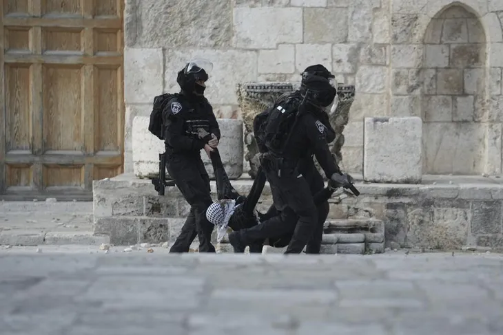 Tiếp tục xảy ra đụng độ giữa người Palestine và cảnh sát Israel tại Jerusalem, 57 người bị thương - Ảnh 1. Tiếp tục xảy ra đụng độ giữa người Palestine và cảnh sát Israel tại Jerusalem, 57 người bị thương - Ảnh 1.