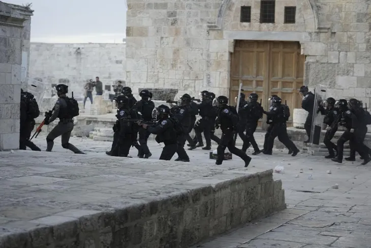 Tiếp tục xảy ra đụng độ giữa người Palestine và cảnh sát Israel tại Jerusalem, 57 người bị thương - Ảnh 3. Tiếp tục xảy ra đụng độ giữa người Palestine và cảnh sát Israel tại Jerusalem, 57 người bị thương - Ảnh 3.