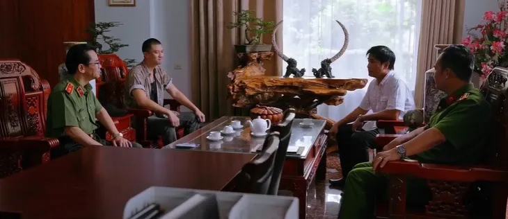Bão ngầm - Tập 44: Giám đốc Hoạch cảnh báo nữ trinh sát Hạ Lam kẻo bị trai đẹp bác sĩ Hùng cảm hóa ngược - Ảnh 17. Bão ngầm - Tập 44: Giám đốc Hoạch cảnh báo nữ trinh sát Hạ Lam kẻo bị trai đẹp bác sĩ Hùng cảm hóa ngược - Ảnh 17.