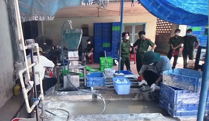 Công nhân Công ty CP Bóng đèn Điện Quang xả chất thải nguy hại ra môi trường - Ảnh 1. Công nhân Công ty CP Bóng đèn Điện Quang xả chất thải nguy hại ra môi trường - Ảnh 1.