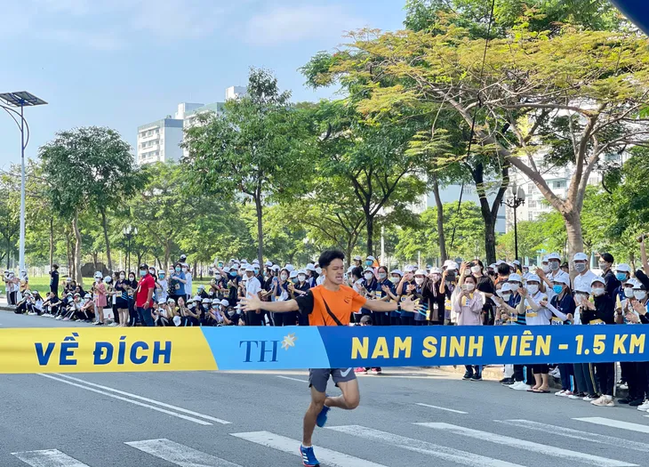 2.000 sinh viên Đại học Quốc gia TP Hồ Chí Minh chạy hưởng ứng S-Race 2022 - Ảnh 5. 2.000 sinh viên Đại học Quốc gia TP Hồ Chí Minh chạy hưởng ứng S-Race 2022 - Ảnh 5.