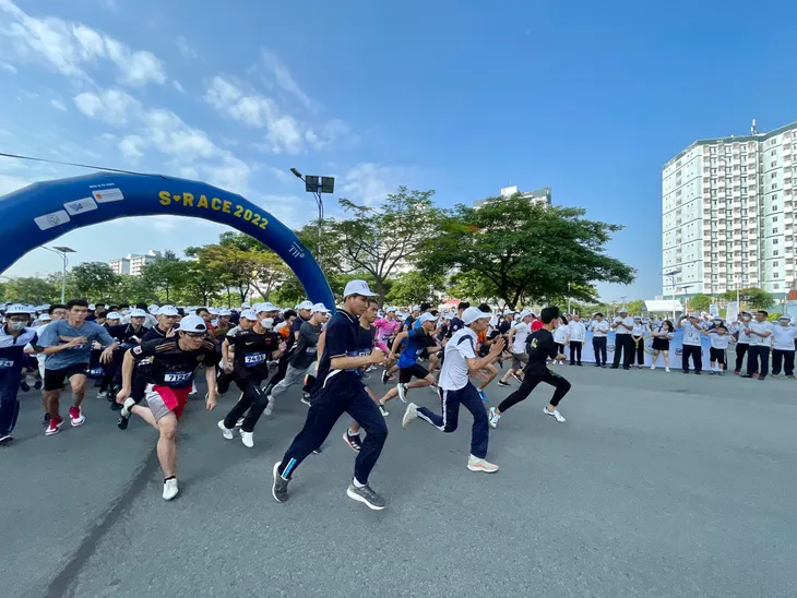 2.000 sinh viên Đại học Quốc gia TP Hồ Chí Minh chạy hưởng ứng S-Race 2022 - Ảnh 4. 2.000 sinh viên Đại học Quốc gia TP Hồ Chí Minh chạy hưởng ứng S-Race 2022 - Ảnh 4.