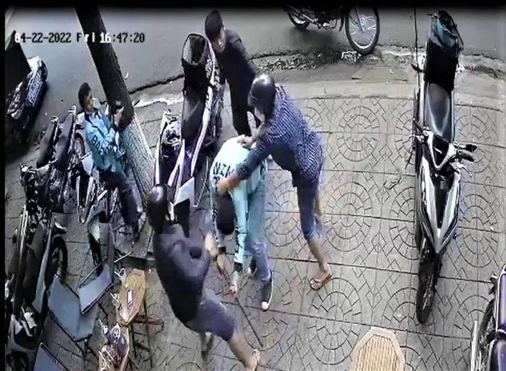 Nam thanh niên bị chém tới tấp khi đang ngồi uống nước - Ảnh 1. Nam thanh niên bị chém tới tấp khi đang ngồi uống nước - Ảnh 1.