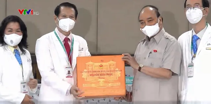 Bác sĩ tận tâm vì sức khỏe người bệnh - Ảnh 1. Bác sĩ tận tâm vì sức khỏe người bệnh - Ảnh 1.