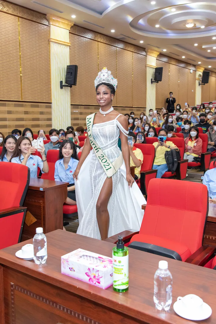 Miss Earth 2021 Destiny Wagner lan tỏa bản lĩnh tới thí sinh Hoa hậu các Dân tộc Việt Nam - Ảnh 2. Miss Earth 2021 Destiny Wagner lan tỏa bản lĩnh tới thí sinh Hoa hậu các Dân tộc Việt Nam - Ảnh 2.