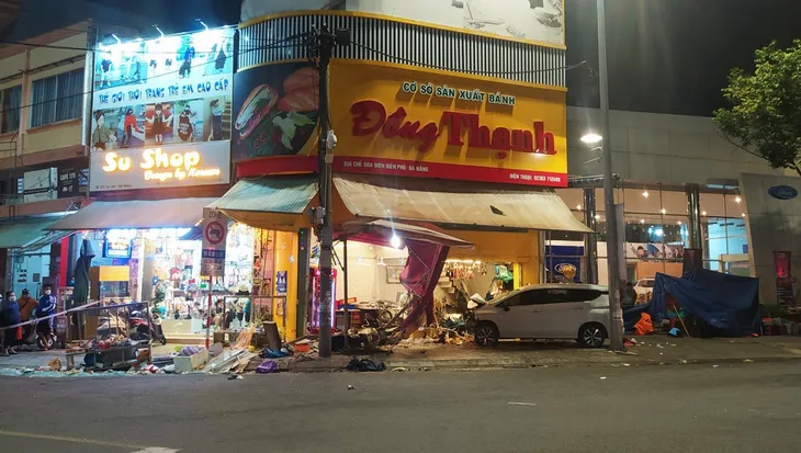 Khởi tố tài xế xe điên đâm vào tiệm bánh mì - Ảnh 1. Khởi tố tài xế xe điên đâm vào tiệm bánh mì - Ảnh 1.