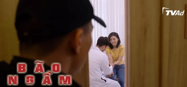 Bão ngầm - Tập 46: Hải Triều ghen khi thấy bạn gái vui vẻ bên bác sĩ Hùng - Ảnh 1. Bão ngầm - Tập 46: Hải Triều ghen khi thấy bạn gái vui vẻ bên bác sĩ Hùng - Ảnh 1.
