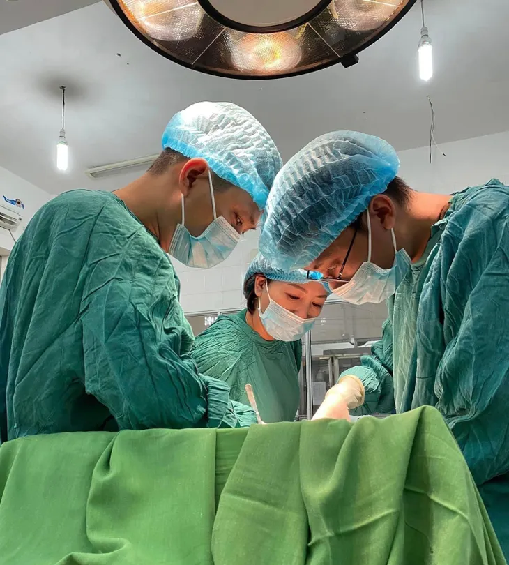 Người phụ nữ hoại tử một bên ngực vì đắp thuốc nam chữa ung thư vú - Ảnh 1. Người phụ nữ hoại tử một bên ngực vì đắp thuốc nam chữa ung thư vú - Ảnh 1.