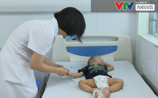 Cẩn trọng: Bệnh tay chân miệng đang vào mùa - Ảnh 2. Cẩn trọng: Bệnh tay chân miệng đang vào mùa - Ảnh 2.