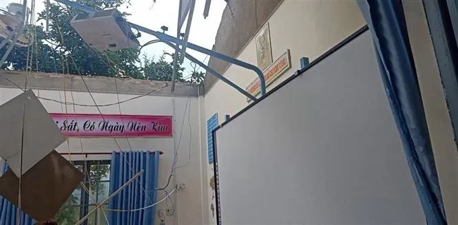 Lốc xoáy làm tốc mái trường học và nhà dân, 3 học sinh bị thương - Ảnh 1. Lốc xoáy làm tốc mái trường học và nhà dân, 3 học sinh bị thương - Ảnh 1.