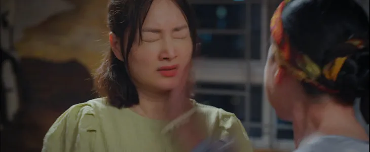 Thương ngày nắng về 2 - Tập 12: Khánh bị mẹ chồng, chị chồng hùa vào ức hiếp, bà Nga như đứt từng khúc ruột - Ảnh 12. Thương ngày nắng về 2 - Tập 12: Khánh bị mẹ chồng, chị chồng hùa vào ức hiếp, bà Nga như đứt từng khúc ruột - Ảnh 12.