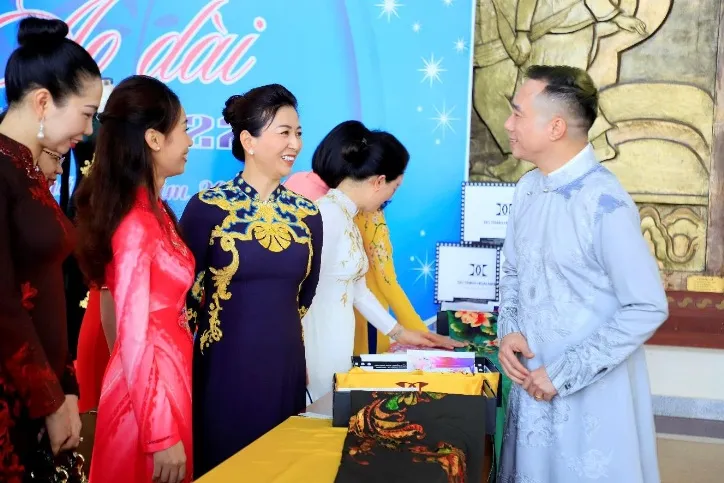 Lễ hội Áo dài Phụ nữ tỉnh Bắc Giang 2022 - Ảnh 1. Lễ hội Áo dài Phụ nữ tỉnh Bắc Giang 2022 - Ảnh 1.