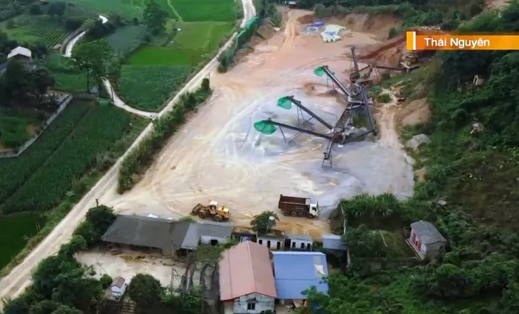 Sống gần mỏ khai thác đá vôi: Đang ăn cơm phải chạy đi trú đá văng, tiếng nổ - Ảnh 1. Sống gần mỏ khai thác đá vôi: Đang ăn cơm phải chạy đi trú đá văng, tiếng nổ - Ảnh 1.