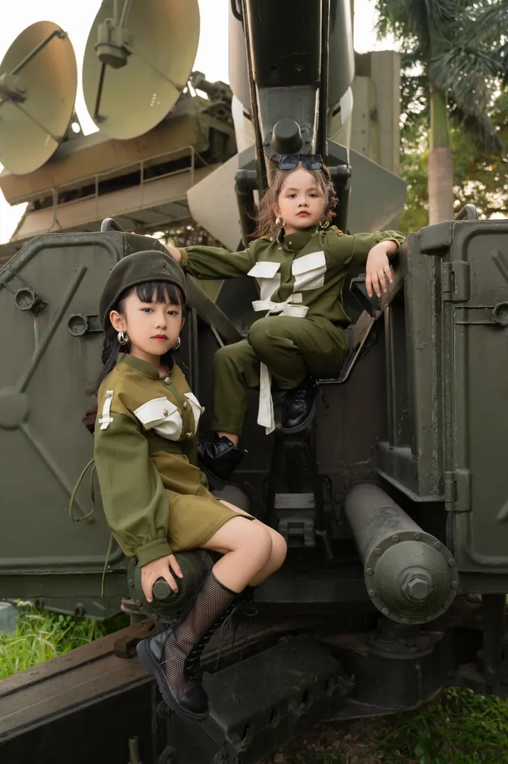 Cá tính với sắc xanh áo lính của dàn mẫu nhí - Ảnh 1. Cá tính với sắc xanh áo lính của dàn mẫu nhí - Ảnh 1.