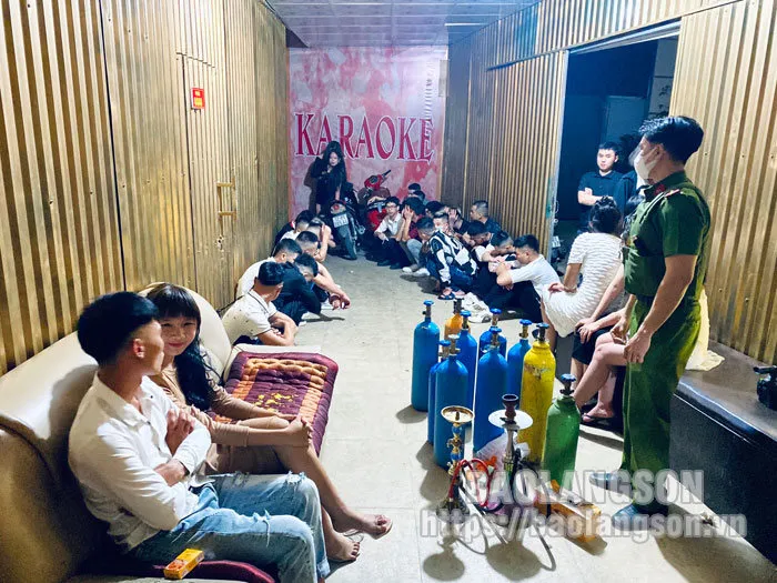 24 thanh niên dương tính với ma túy tại quán karaoke - Ảnh 1. 24 thanh niên dương tính với ma túy tại quán karaoke - Ảnh 1.