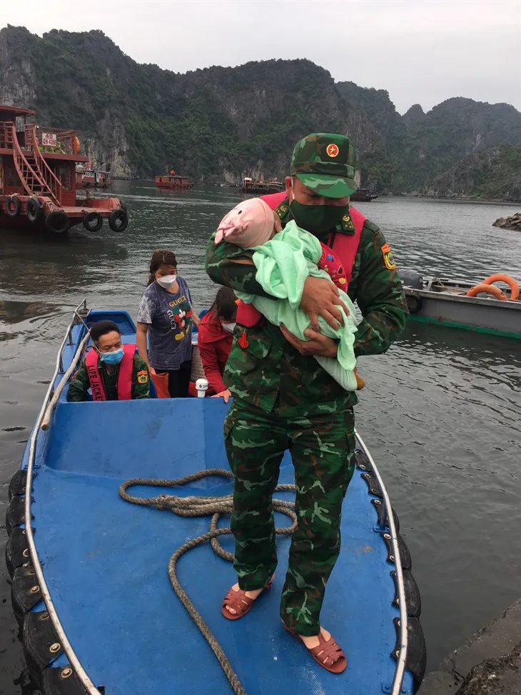 Bé gái 1 tuổi được cứu sống sau gần 1 tiếng rơi xuống biển ở Quảng Ninh - Ảnh 1. Bé gái 1 tuổi được cứu sống sau gần 1 tiếng rơi xuống biển ở Quảng Ninh - Ảnh 1.