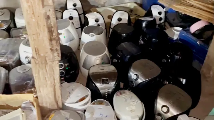 Phát hiện 2 hộ dân tập kết hàng tấn hàng hóa nghi nhập lậu - Ảnh 1. Phát hiện 2 hộ dân tập kết hàng tấn hàng hóa nghi nhập lậu - Ảnh 1.