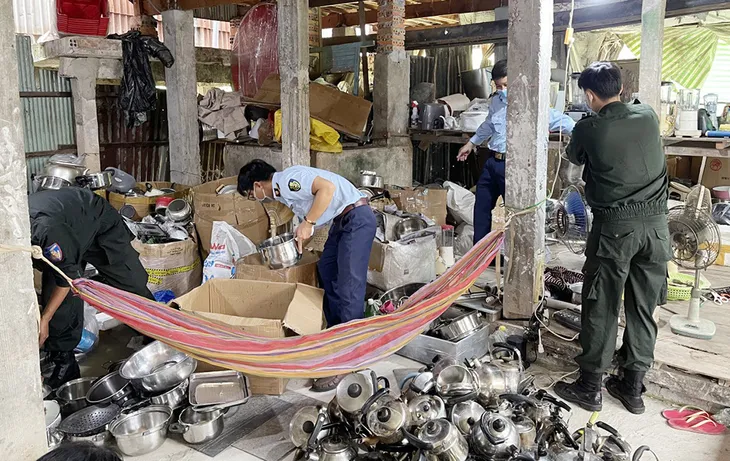 Phát hiện 2 hộ dân tập kết hàng tấn hàng hóa nghi nhập lậu - Ảnh 2. Phát hiện 2 hộ dân tập kết hàng tấn hàng hóa nghi nhập lậu - Ảnh 2.
