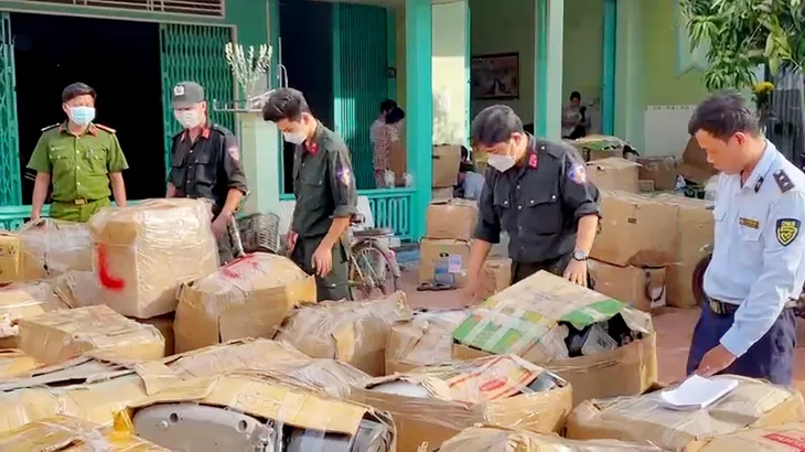Phát hiện 2 hộ dân tập kết hàng tấn hàng hóa nghi nhập lậu - Ảnh 3. Phát hiện 2 hộ dân tập kết hàng tấn hàng hóa nghi nhập lậu - Ảnh 3.
