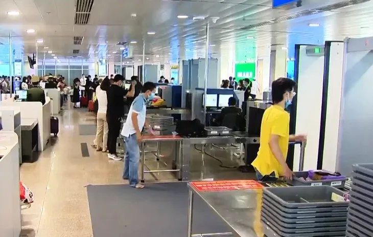 Sân bay Tân Sơn Nhất: Dự kiến hơn 800.000 khách dịp nghỉ lễ 30/4 - 1/5 - Ảnh 1. Sân bay Tân Sơn Nhất: Dự kiến hơn 800.000 khách dịp nghỉ lễ 30/4 - 1/5 - Ảnh 1.
