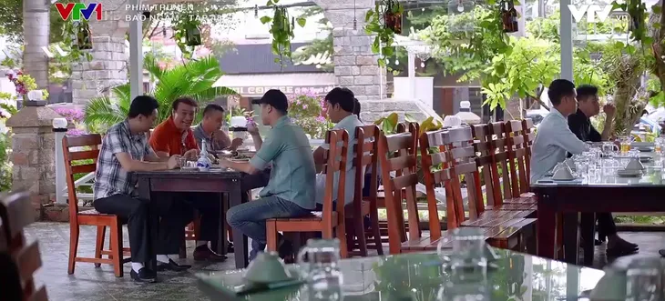 Bão ngầm - Tập 48: Vừa trừ khử người tình đồng giới, Ong chúa lại ve vãn Sơn bạch tuộc - Ảnh 4. Bão ngầm - Tập 48: Vừa trừ khử người tình đồng giới, Ong chúa lại ve vãn Sơn bạch tuộc - Ảnh 4.