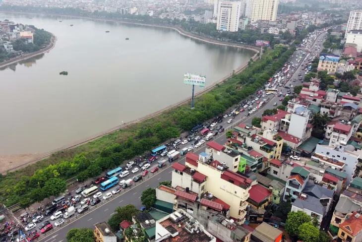 Ùn tắc giao thông kéo dài tại cửa ngõ Thủ đô trước kỳ nghỉ lễ - Ảnh 3. Ùn tắc giao thông kéo dài tại cửa ngõ Thủ đô trước kỳ nghỉ lễ - Ảnh 3.