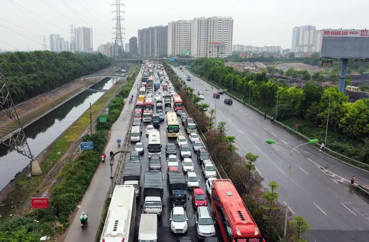 Ùn tắc giao thông kéo dài tại cửa ngõ Thủ đô trước kỳ nghỉ lễ - Ảnh 2. Ùn tắc giao thông kéo dài tại cửa ngõ Thủ đô trước kỳ nghỉ lễ - Ảnh 2.