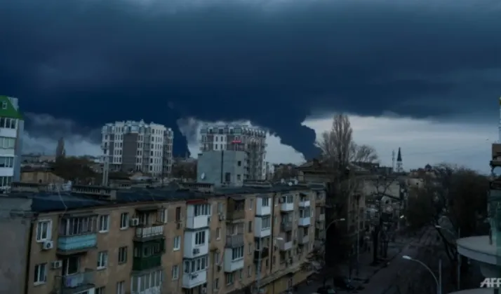 Thành phố cảng miền Nam Ukraine hứng chịu không kích - Ảnh 1. Thành phố cảng miền Nam Ukraine hứng chịu không kích - Ảnh 1.