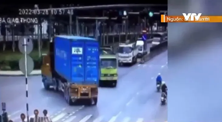 Container rẽ ẩu suýt gây tai nạn liên hoàn - Ảnh 1. Container rẽ ẩu suýt gây tai nạn liên hoàn - Ảnh 1.