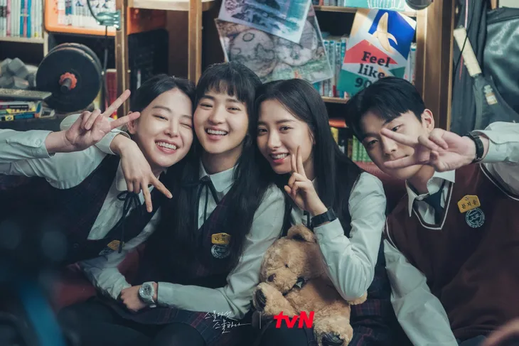 Dàn diễn viên “Hai mươi lăm, Hai mươi mốt” thể hiện tình bạn khăng khít ở hậu trường - Ảnh 11. Dàn diễn viên “Hai mươi lăm, Hai mươi mốt” thể hiện tình bạn khăng khít ở hậu trường - Ảnh 11.