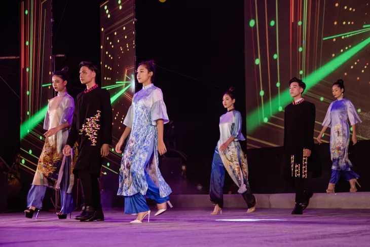 Trình diễn áo dài độc đáo tại ngày hội âm nhạc đường phố Phú Yên - Ảnh 13. Trình diễn áo dài độc đáo tại ngày hội âm nhạc đường phố Phú Yên - Ảnh 13.