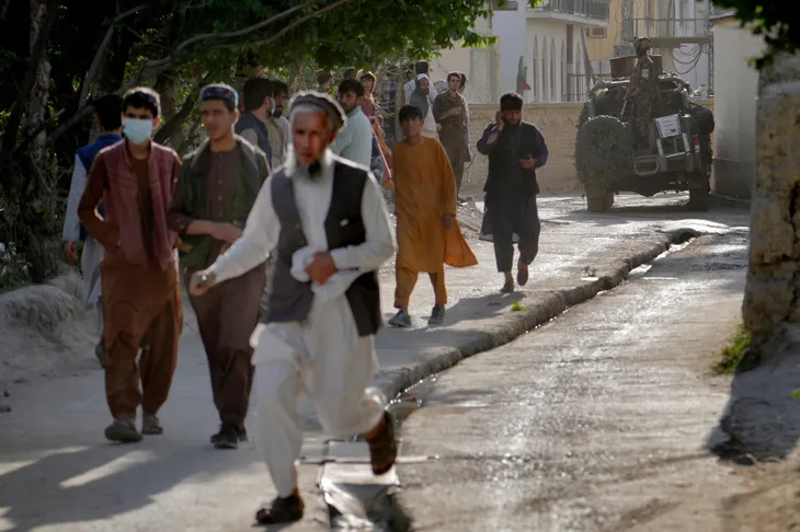 Nổ bom kinh hoàng tại nhà thờ Hồi giáo ở Afghanistan, hơn 50 người thương vong - Ảnh 1. Nổ bom kinh hoàng tại nhà thờ Hồi giáo ở Afghanistan, hơn 50 người thương vong - Ảnh 1.