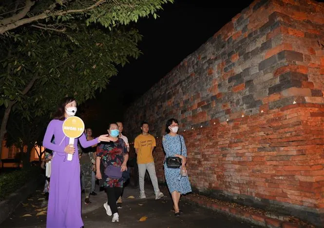 Khởi động Tour đêm Giải mã Hoàng thành Thăng Long - Ảnh 7. Khởi động Tour đêm Giải mã Hoàng thành Thăng Long - Ảnh 7.