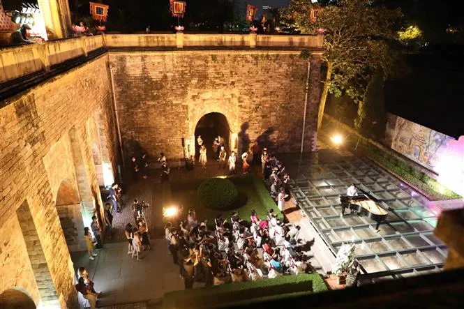 Khởi động Tour đêm Giải mã Hoàng thành Thăng Long - Ảnh 2. Khởi động Tour đêm Giải mã Hoàng thành Thăng Long - Ảnh 2.