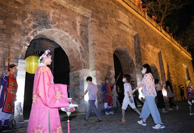 Khởi động Tour đêm Giải mã Hoàng thành Thăng Long - Ảnh 1. Khởi động Tour đêm Giải mã Hoàng thành Thăng Long - Ảnh 1.