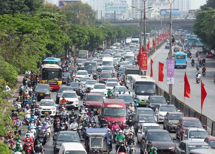 Cửa ngõ Thủ đô ùn tắc kéo dài trong ngày đầu kỳ nghỉ lễ 30/4 - 1/5 - Ảnh 1. Cửa ngõ Thủ đô ùn tắc kéo dài trong ngày đầu kỳ nghỉ lễ 30/4 - 1/5 - Ảnh 1.