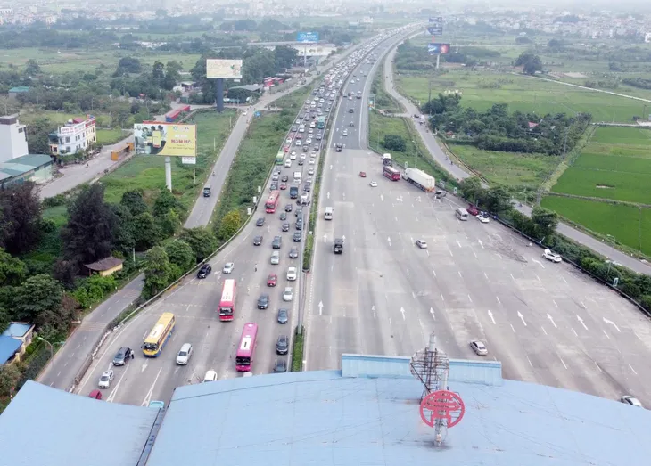 Cửa ngõ Thủ đô ùn tắc kéo dài trong ngày đầu kỳ nghỉ lễ 30/4 - 1/5 - Ảnh 10. Cửa ngõ Thủ đô ùn tắc kéo dài trong ngày đầu kỳ nghỉ lễ 30/4 - 1/5 - Ảnh 10.