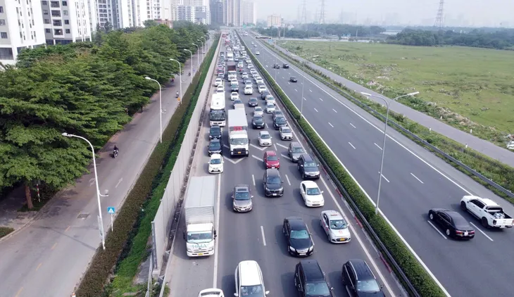 Cửa ngõ Thủ đô ùn tắc kéo dài trong ngày đầu kỳ nghỉ lễ 30/4 - 1/5 - Ảnh 9. Cửa ngõ Thủ đô ùn tắc kéo dài trong ngày đầu kỳ nghỉ lễ 30/4 - 1/5 - Ảnh 9.
