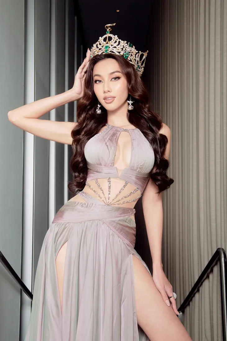 Hoa hậu Thùy Tiên biến hóa với loạt váy cut-out táo bạo - Ảnh 14. Hoa hậu Thùy Tiên biến hóa với loạt váy cut-out táo bạo - Ảnh 14.