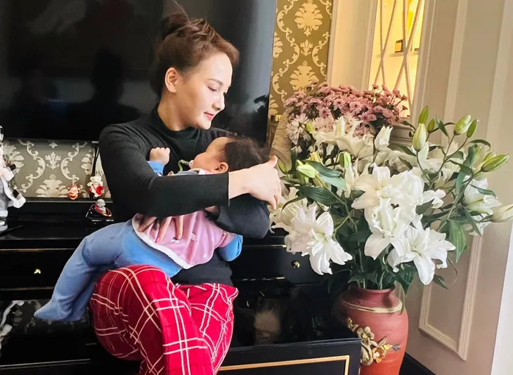 Diễn viên Việt tuần qua: Mạnh Trường thử làm ca sĩ, Bảo Thanh bình yên bên con - Ảnh 7. Diễn viên Việt tuần qua: Mạnh Trường thử làm ca sĩ, Bảo Thanh bình yên bên con - Ảnh 7.